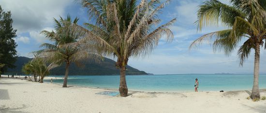 Der Strand an der Sunrise Beach und im Hintergrund die große Insel Koh Adang