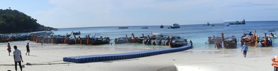 Nach einem kurzen Spaziergang ist man auch schon an der Pattaya Beach
Der Strand, an dem man auf der Insel anreist