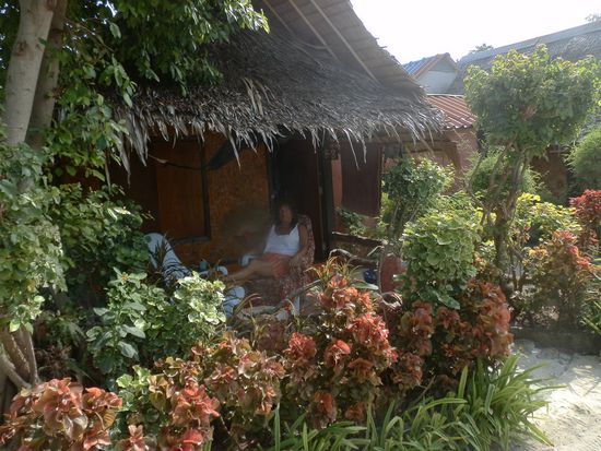 Kann man kaum sehen vor lauter Garten 
Wie überall, fangen sie auch hier an die Bamubushütten gegen Steinbauten auszutauschen - leider!