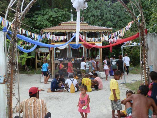 Das Trommeln hörte sich toll an und die Frauen tanzten um den Tempel herum