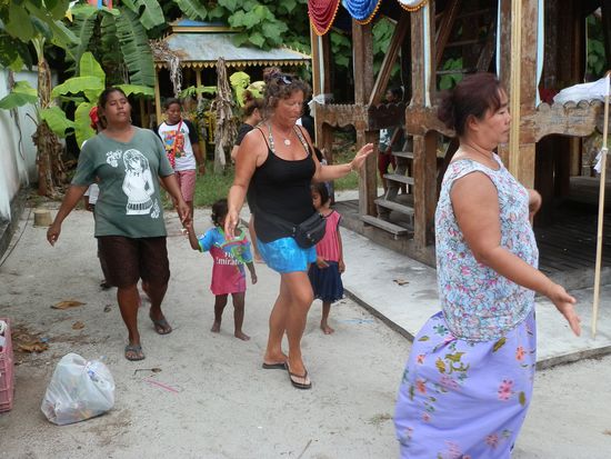 Lange schauten wir nicht zu, denn eine der Damen schnappte mich und ich musste mittanzen  
Warum weis ich leider nicht aber es hat Spaß gemacht