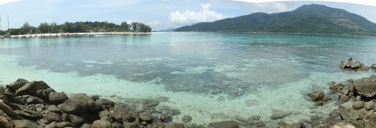 Schnorcheln kann man von Koh Lipe oder von hier aus sehr gut
Bei Niedrigwasser allerdings sehr flach, da kommt man den Seeigeln sehr nahe
Noch zu erwähnen wäre die Fische - es gibt hier eine Art die ihr Revier verteidigt - sie schwimmen über den Sandflächen und greifen sehr gerne mal an