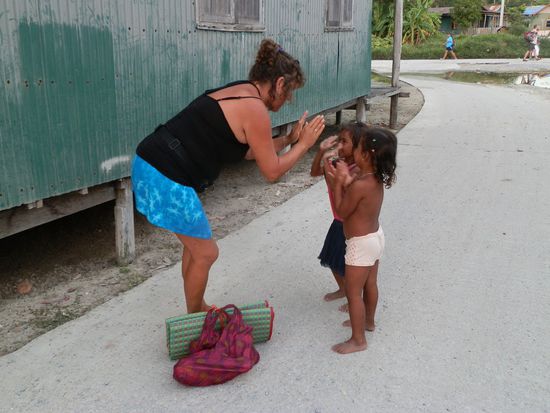 Auf dem Weg vom Strand zur Hütte noch ein Spielchen mit den Kindern
