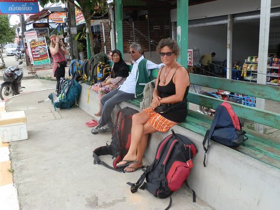 Wir haben die Bootsfahrt überlebt !!! Es war schon ganz schön ruppig!
In Pakbara, warten auf den Bus
Der war mal nicht Pünktlich - über ne halbe Stunde verspätung