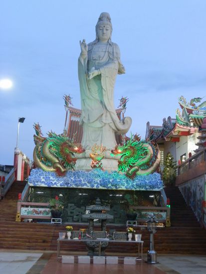 Bis wir soweit waren, war auch schon die Sonne untergegangen
Erst einmal Beine vertreten nach dem ganzen Busfahren.
Gleich zwei Märkte lagen auf dem Weg unweit unseres Hotels. 
Nach Koh Lipe eine wahre Magenfreude. 