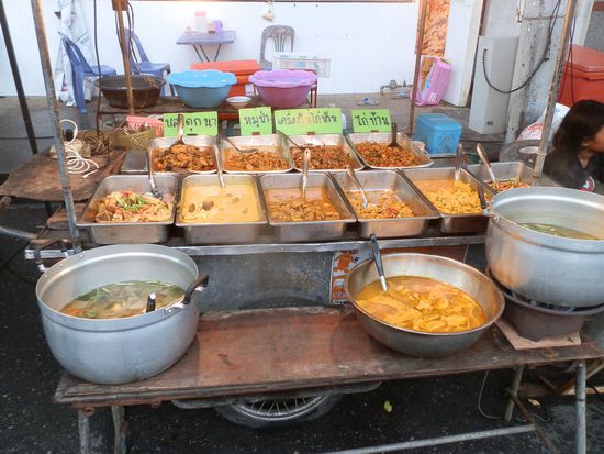 Ein kleiner Markt war auch schon direkt um die Ecke
Endlich wieder normales Essen !!! 
Ein paar hundert Meter weiter fanden wir auch den Nightmarket und schlemmerten bis nix mehr ging