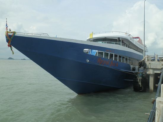 Unser Boot nach Koh Phangen 
Es gibt auch Speedboote dorthin, etwas teurer aber nur geringfügig schneller
Wir hatten damals noch die alten Boote der Company Songserm, nun haben sie auch recht modere Schiffe
Das meinte die Dame am Ticketschälter als ich wissen wollte welche Gesellschaft uns befördert - Don´t worry,  it´s save! 