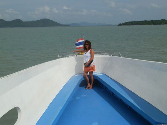 Mich knipst er ständig
Die Tour dauert schon recht lange, da die Fähre noch Koh Samui anläuft
Egal wir haben ja Zeit