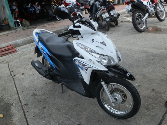 Auf Koh Phangan angekommen mieteten wir uns direkt am Anleger ein Bike