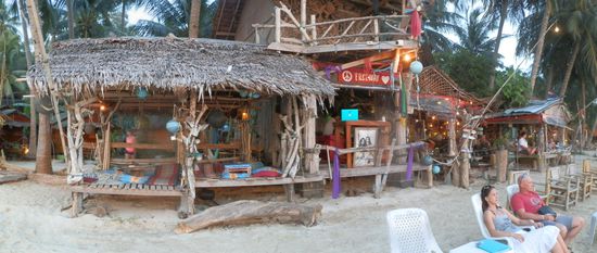 An die Bar hatten wir keinen Gedanken verschwendet
Ein großer Fehler, es lief ununterbrochen Musik
Nicht ganz leise und am Abend wurde noch mal aufgedreht
Bis Mitternacht - ich sage nur "One night Bungalow"