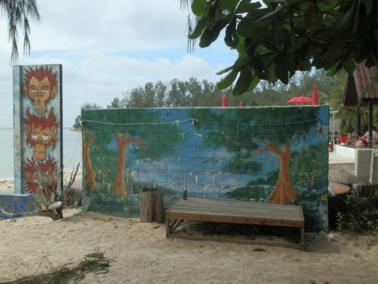 Dann, hinter dieser Mauer!