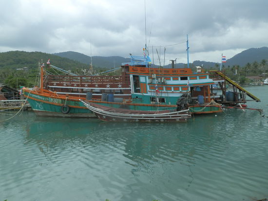 Auf den Booten ist niemand zu sehen - liegt aber nicht an den Partys
Sind wahrscheinlich Nachtfischer!