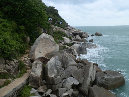 Dahinter verbirgt sich aber dann eine wunderschöne Felsenbucht