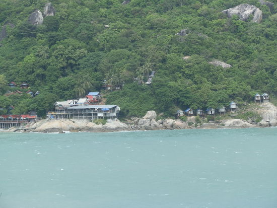 Die Bar von der anderen Seite der Bucht aufgenommen