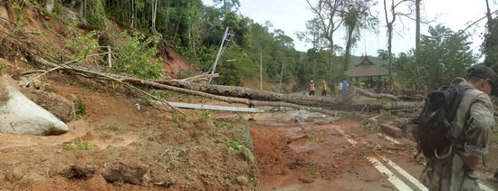 Bäume und Strommasten mussten erst noch beseitigt werden
Und es sieht nicht so aus als wenn der Regen nun komplett aufhören wird