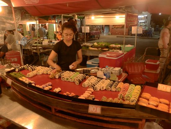 Die Abende verbringt man meistens auf dem Markt 
Sushi - voll lecker !!!