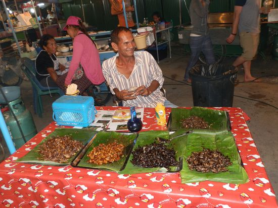 Seit langem, dass erste Mal wieder Käfer und Heuschrecken
Sind aber nicht mehr so beliebt - Pestizied verseucht!!!