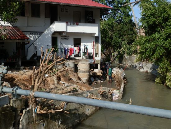 Im Ort, am Fluss sah es auch nicht besser aus 
Das Haus schwebt einseitig nur noch in der Luft