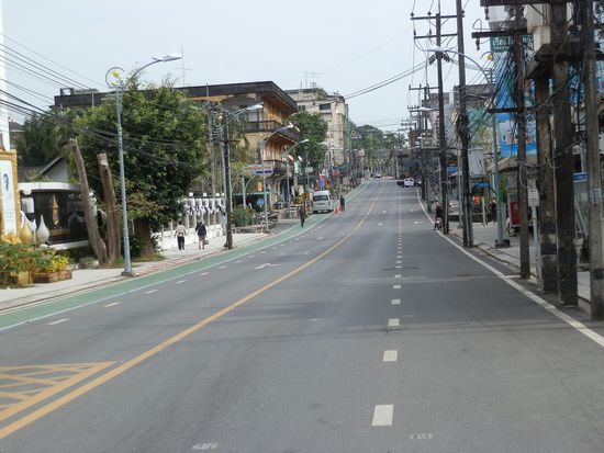 Als wir hier in Trang wieder aus unserem Hotelzimmer kamen, sah doch alles etwas merkwürdig aus in dieser Stadt
Überall Polizisten und auf einmal waren die Stassen leer