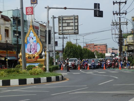 Die ganze Innenstadt war verriegelt
Wir gingen zurück zum Hotel, denn in der Stadt lief nix mehr 
Selbst die Geschäfte hatten zu gemacht
Dann wussten wir warum - die Schwiegertochter des verstorbenen Königs sollte in den nächsten Stunden durch die Stadt fahren