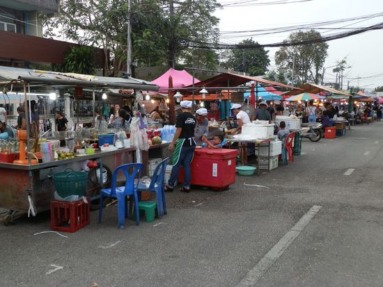 Gegen Abend machte das Essensbufett auf - der Nightmarket erwachte 
