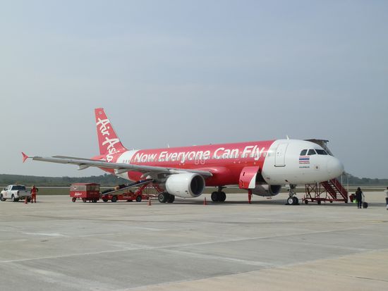 Einmal übers Feld und dann links 
Flughafen mal einfach!