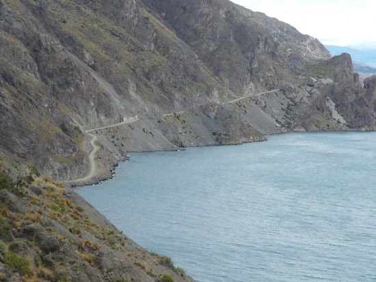 Strassenverlauf entlang des Sees