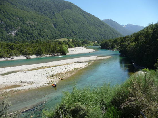 an einem Fluss entlang...