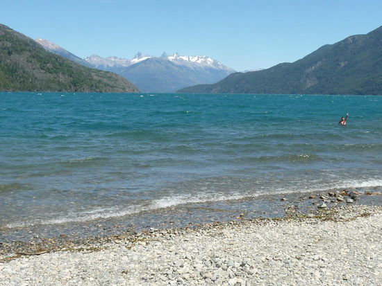Badestrand mit Bergsicht am Lago Puelo