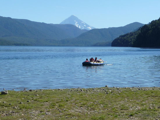 Schwimmen mit Blick auf den Vulkan Lanin