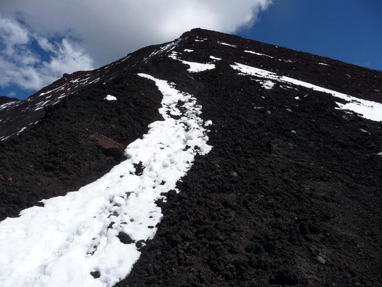 führt auch über Schneeresten....