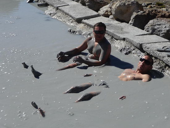 Jose und Riccardo im Schlammbad