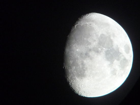 Der Mond durch das Teleskop