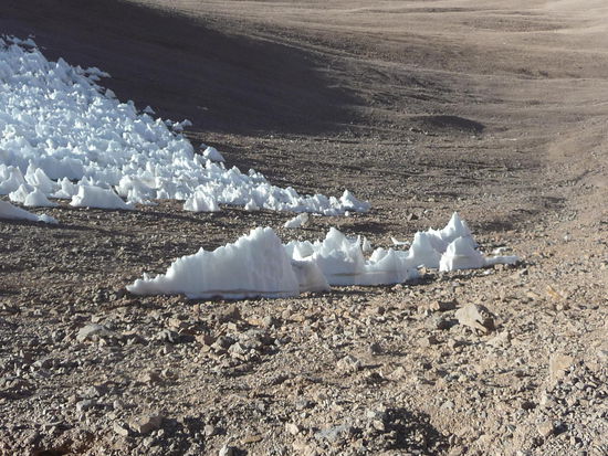 ganz wenige Schneeresten am woklenlosen Tag