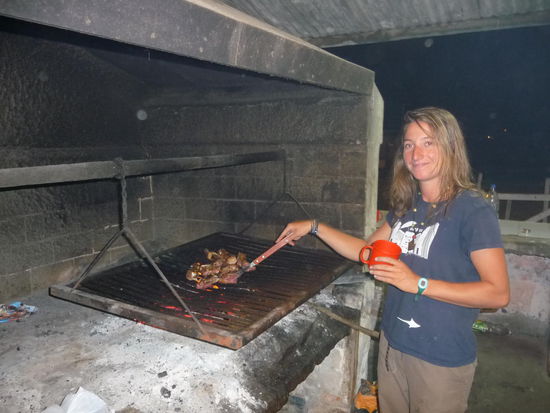 Claire macht das letzte argentinische Asado