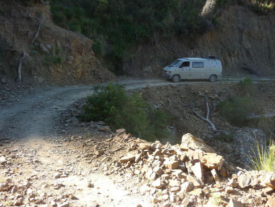 Umfahrung der Strassenblockade führt hier durch