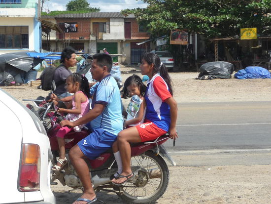 aufs Motorad passt in Bolivien die ganze Familie