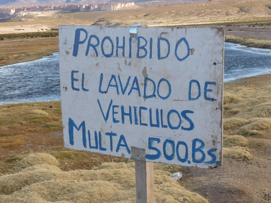 Autowaschen verboten, Busse 500 Bol (75 FR)...doch durch den Fluss muss man fahren und kriegt Unterbodenwäsche gratis