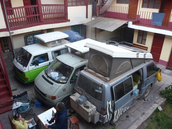 3 Schweizer Busse im Hostel-Innenhof