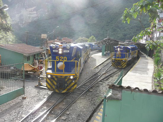 Die Luxuszüge von Perurail in Aguas Calliente 
(Fahrt 110 Dollar pro Weg)