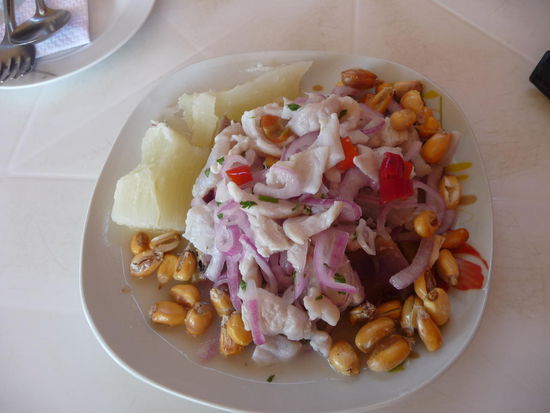 Ceviche, roher Fisch mit Salat und Yuka
