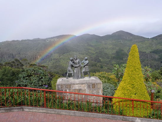 Regenbogen in der gepflegten Parkanlage