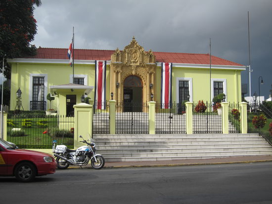 La casa amarilla = Das gelbe Haus
Sitz des Außenministeriums. Im Garten steht ein Baum, den John F. Kennedy gepflanzt hat und um die Ecke, im Hintergarten gibt es...