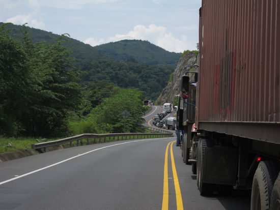 Auf dem Weg gab es einen kurzen Stau wegen Unfall und innerhalb weniger Sekunden liefen mindestens 10 Straßenverkäufer mit Sonnenbrillen, Wasser und Snacks im Angebot an den Autos vorbei. Wo kamen die plötzlich auf der Schnellstraße her? Da frägt man sich, ob nicht zufällig die den Unfall verursacht haben?