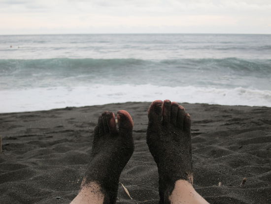 Schwarzer Lavasand (gibt's überall wo Vulkane in der Nähe sind)