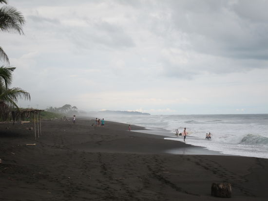 Surferparadies wegen den hohen Wellen, zum schwimmen nicht wirklich geeignet, aber trotzdem wunderschön 