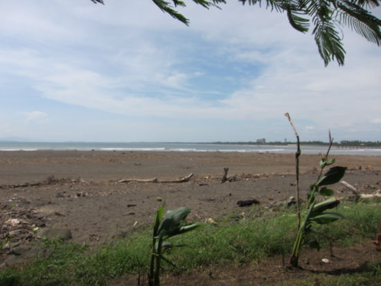 Erster Strand: Boca Barranca 
Nicht schön, aber die Jungs wollten ja Surfen, also mussten wir uns anpassen und wurden von einem netten Anwohner mit Stühlen und Wasser versorgt, um die Mittagshitze zu überstehen (an der Küste ist es 10 Grad wärmer als in San José)