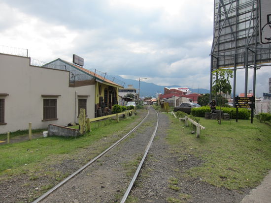 Der Eisenbahnbetrieb in Costa Rica wurde irgendwann in den 90ern hauptsächlich wegen Erdbeben und Überschwemmungen komplett still gelegt...