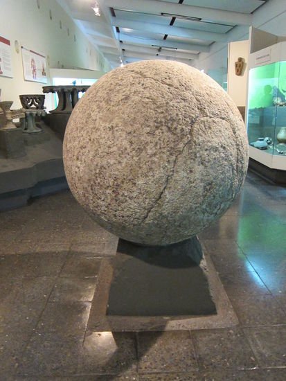 Esferas de piedra = Steinkugeln aus massivem Granit
In ganz Costa Rica wurden 300 dieser ungefähr 1000 Jahre alten Steinkugeln bei Ausgrabungen gefunden. Der Sinn und Zweck und vorallem wie diese hergestellt wurden ist Forschern nicht bekannt. Heute stehen sie in Museen und Gärten.