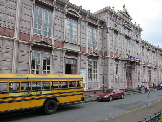 Edificio Metálico 
Das Gebäude aus Metall wurde in Belgien vorgefertigt und dann verschifft. Heute dient es als Schule